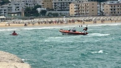 Guardia Costiera Vieste soccorre bagnino e turista in mare agitato