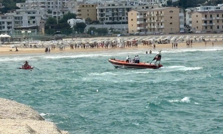 Guardia Costiera Vieste soccorre bagnino e turista in mare agitato