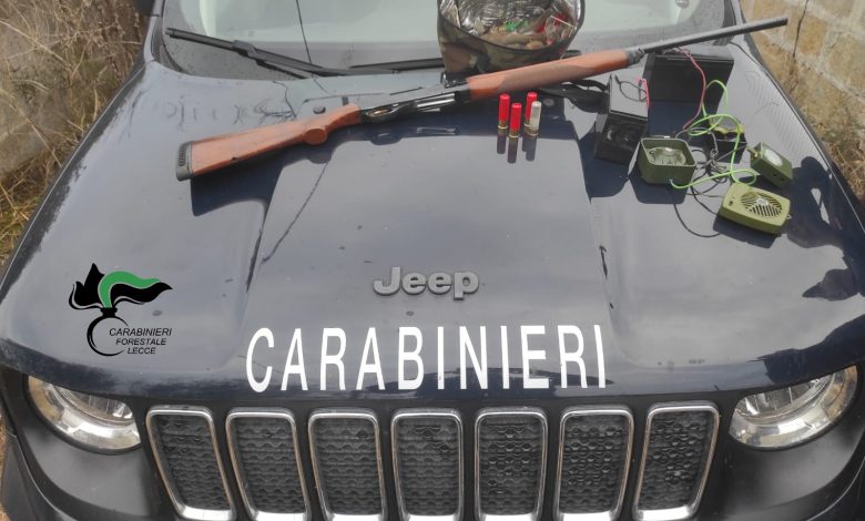 Carabinieri Forestali controllano caccia illegale nel Salento con richiami elettroacustici sequestrati.