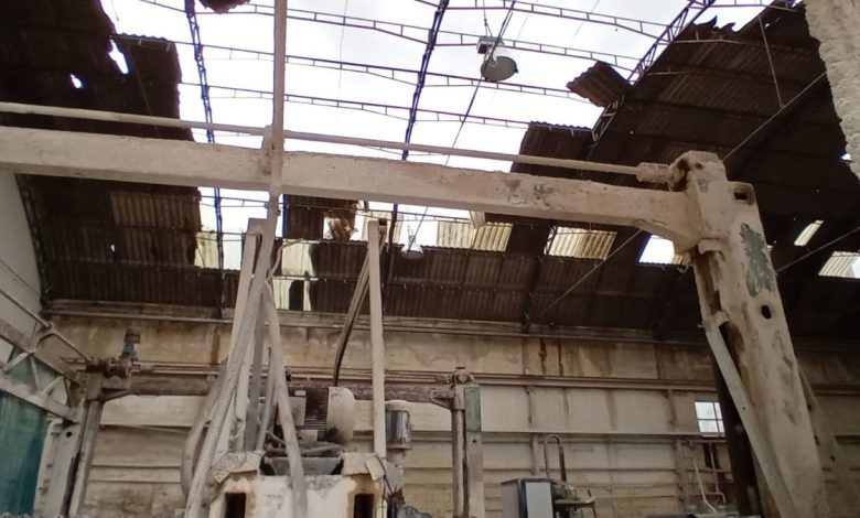 Maltempo a Trani, frammenti con amianto rimossi dopo il crollo della tettoia