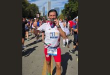 Maratoneti di Martina Franca alla Maratona di Chicago 2025 al traguardo con la bandiera italiana