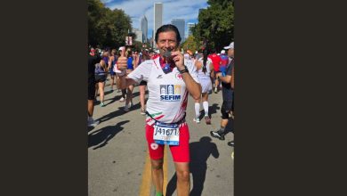 Maratoneti di Martina Franca alla Maratona di Chicago 2025 al traguardo con la bandiera italiana