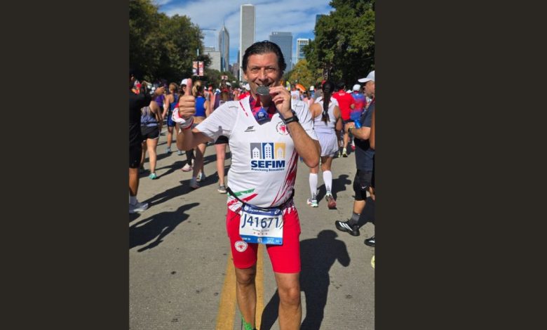 Maratoneti di Martina Franca alla Maratona di Chicago 2025 al traguardo con la bandiera italiana