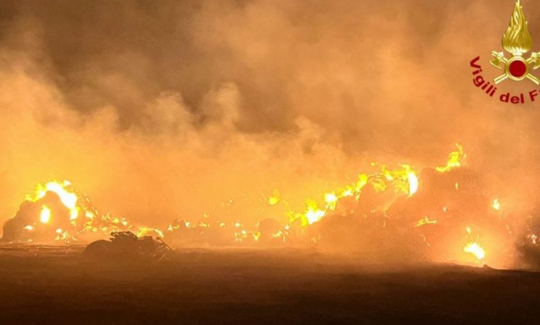 Vasto incendio a Torre Lapillo con Vigili del Fuoco impegnati nello spegnimento