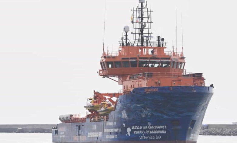 nave ong Solidaire al porto di Bari con 194 migranti salvati nel Mediterraneo