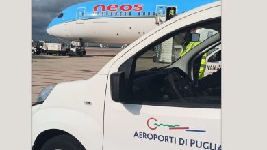Boeing 787-9 Dreamliner Neos per il volo Bari-New York di Neos all’aeroporto di Bari.