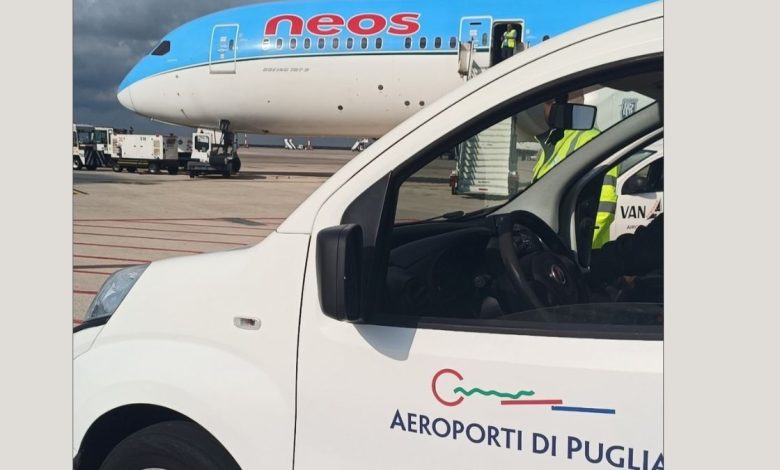 Boeing 787-9 Dreamliner Neos per il volo Bari-New York di Neos all’aeroporto di Bari.