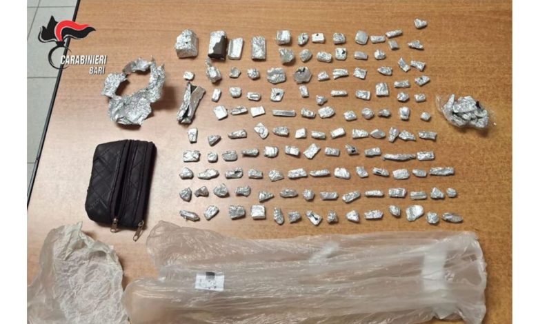 Carabinieri a Gravina in Puglia durante operazione contro lo spaccio di droga