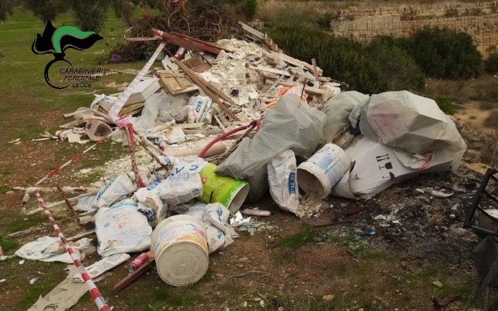 Rifiuto selvaggio a Nardò, cava sequestrata per discarica abusiva.