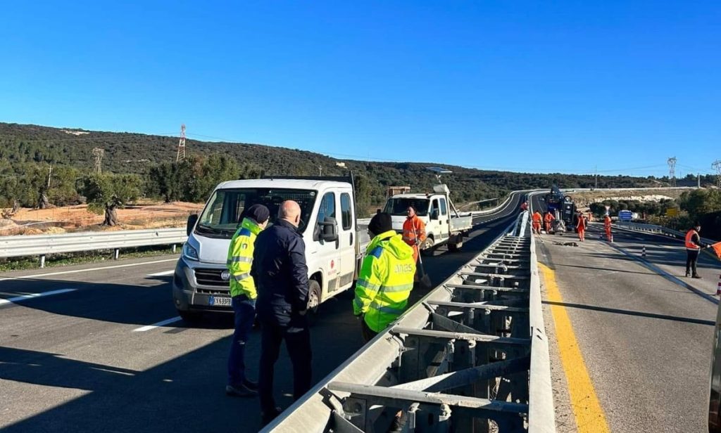 Lavori sulla Strada dei Trulli, tecnici Anas e rappresentanti istituzionali durante un sopralluogo lungo la SS 172.