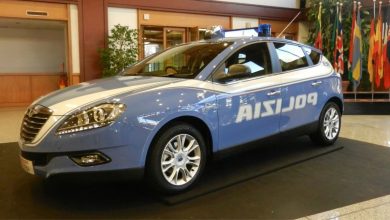 Polizia di Stato durante operazione contro la truffa agli anziani