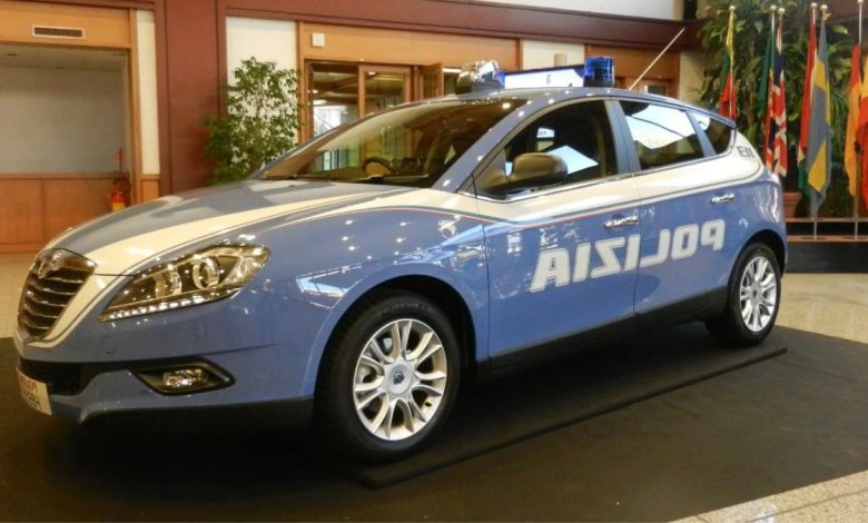 Polizia di Stato durante operazione contro la truffa agli anziani