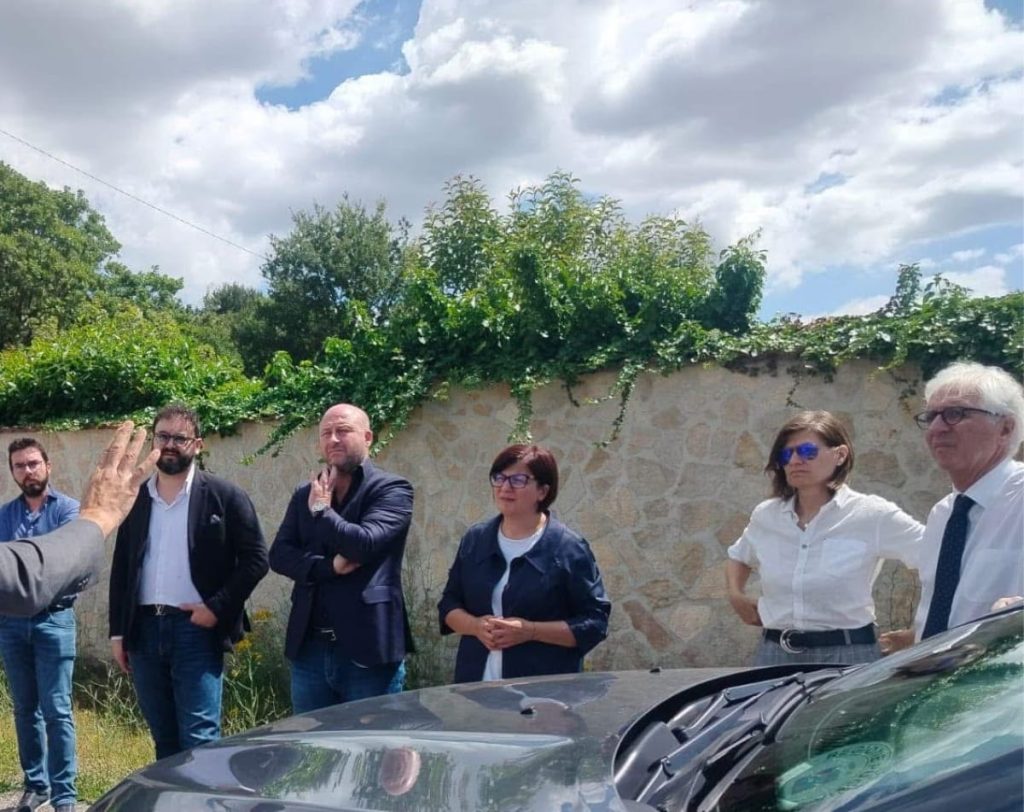 Renato Perrini con amministratori e tecnici locali durante un confronto sugli interventi di sicurezza della SS 172.