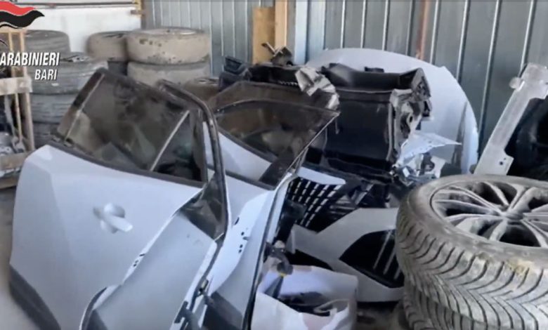 Riciclaggio auto a Modugno controlli Carabinieri capannone industriale