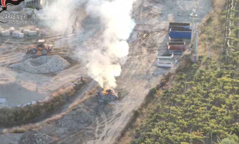 Roghi di rifiuti nella cava sequestrata a Bari