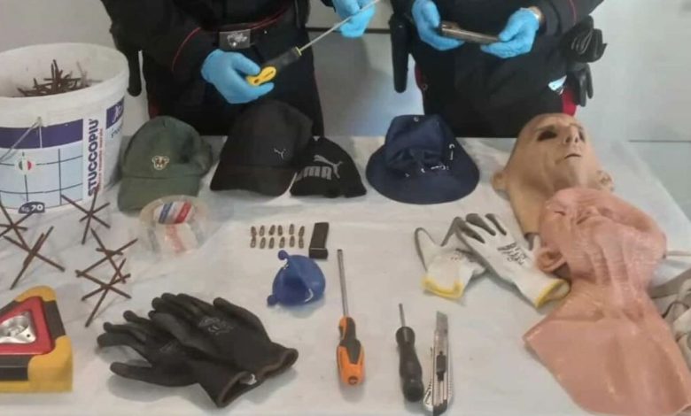 carabinieri durante arresto in Toscana di due fuggitivi foggiani