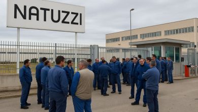 lavoratori Natuzzi durante la CIGS nel distretto del mobile imbottito in Puglia