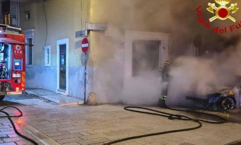 vigili del fuoco durante incendio auto a Melendugno in intervento notturno
