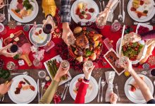 Capodanno in Puglia: tavola imbandita per il cenone con lenticchie e spumante