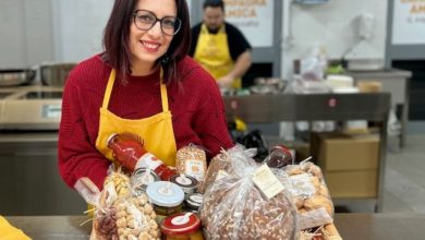 Cesto enogastronomico natalizio con prodotti tipici e specialità agroalimentari