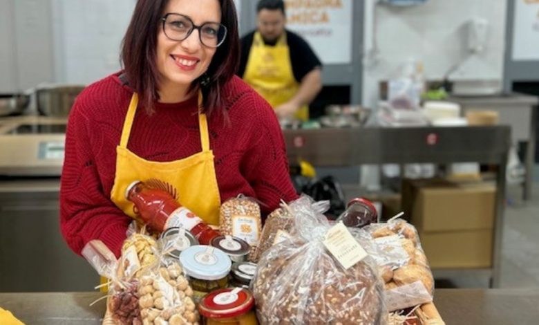 Cesto enogastronomico natalizio con prodotti tipici e specialità agroalimentari