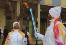Fiamma olimpica a Bari durante il passaggio della Torcia verso Milano Cortina 2026