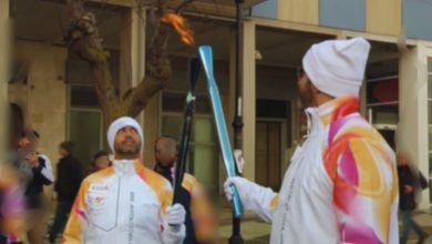 Fiamma olimpica a Bari durante il passaggio della Torcia verso Milano Cortina 2026