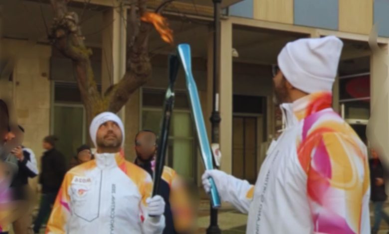 Fiamma olimpica a Bari durante il passaggio della Torcia verso Milano Cortina 2026