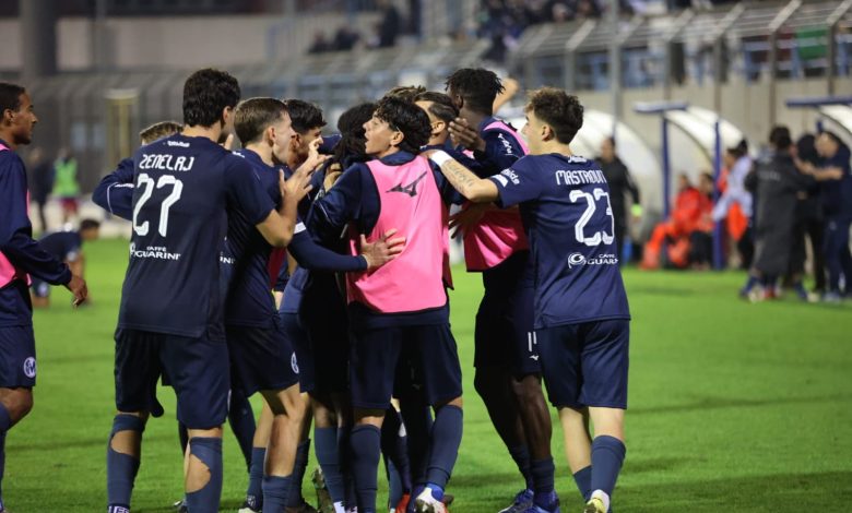 Martina Fasano esultanza dei calciatori dopo la vittoria (Foto Paolo Conserva)