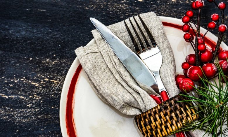 Spesa Natale Puglia con tavola imbandita tra pesce e dolci tradizionali