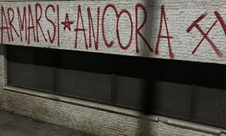 Vandalismo nel Quartiere Ferrovia: scritte inneggianti alla violenza sui muri
