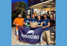 Volontari durante una manifestazione ambientale a Bari per la pulizia della spiaggia