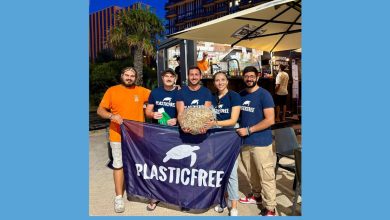 Volontari durante una manifestazione ambientale a Bari per la pulizia della spiaggia