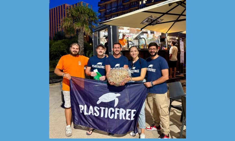 Volontari durante una manifestazione ambientale a Bari per la pulizia della spiaggia