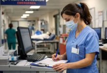 Concorso infermieri Puglia, infermiera in corsia ospedaliera durante il servizio sanitario regionale