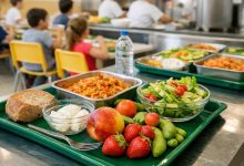 Mensa scolastica in Puglia con frutta e verdura di stagione e prodotti locali nel vassoio