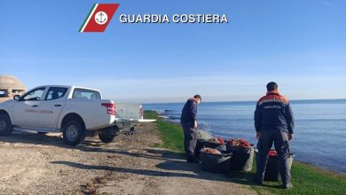 Sequestro reti tramaglio: recupero reti da pesca lungo la costa