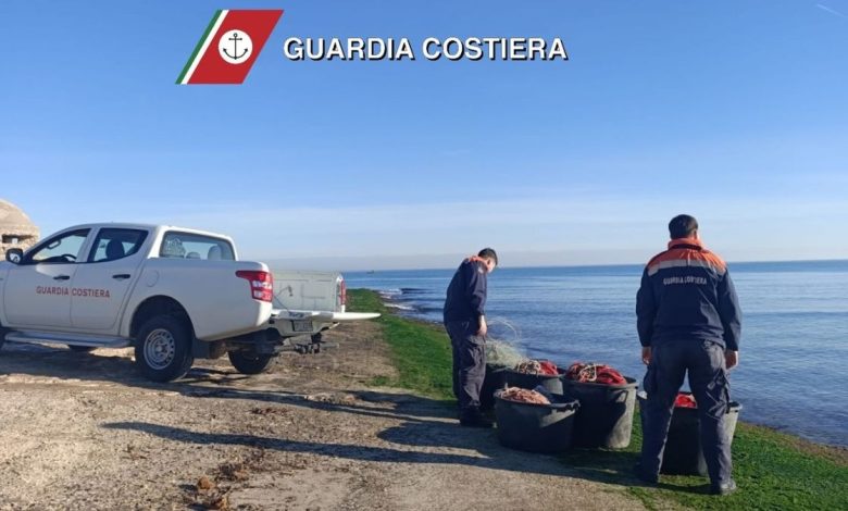 Sequestro reti tramaglio: recupero reti da pesca lungo la costa