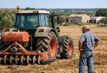 Trattore fermo nei campi per il blocco del carburante agricolo in Puglia