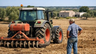 Trattore fermo nei campi per il blocco del carburante agricolo in Puglia