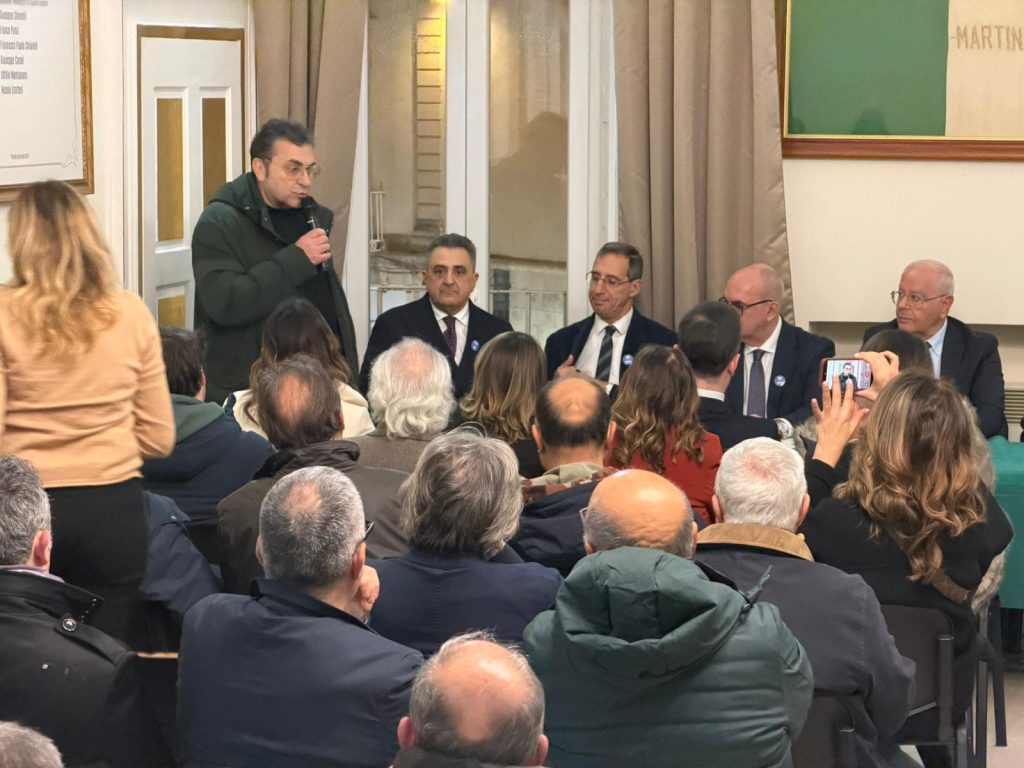 Il direttore di Puglia Press, Antonio Rubino, durante il saluto di apertura ai partecipanti e al pubblico presente all’incontro di Martina Franca.