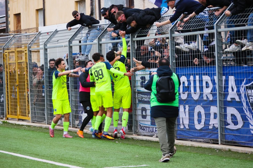 Zenelaj esulta sotto la Curva Nord del Martina dopo il gol del pareggio contro il Francavilla