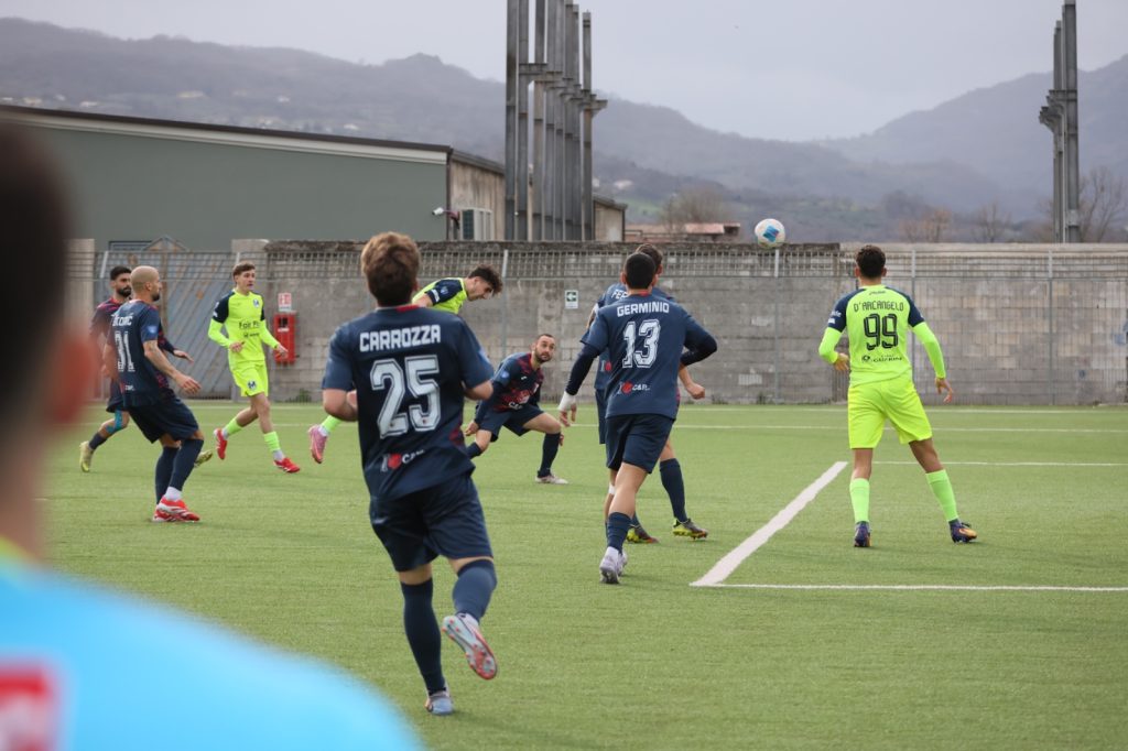 Colpo di testa di Mastrovito che firma il gol vittoria in Francavilla-Martina 1-2