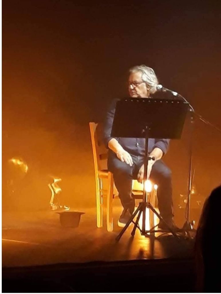Fernando Grande Ozionà sul palco con scenografia teatrale durante un concerto