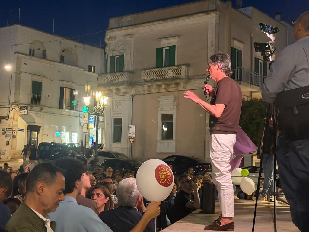 Il nuovo sindaco di Locorotondo, Vittorino Smaltino, ringrazia sostenitori ed elettori dopo la vittoria alle elezioni comunali 2026 che hanno segnato la sconfitta del centrodestra dopo vent’anni.