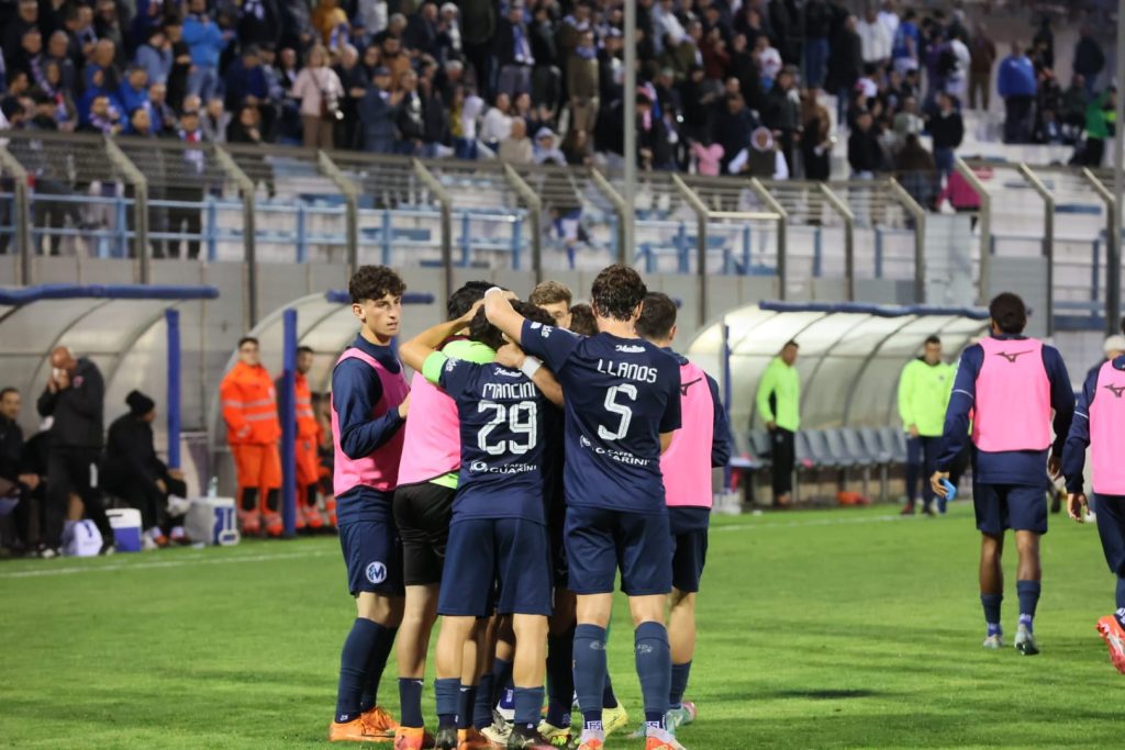 I giocatori del Martina esultano e si abbracciano dopo il gol nella semifinale playoff contro il Nardò allo stadio Tursi di Martina Franca – Foto Paolo Conserv