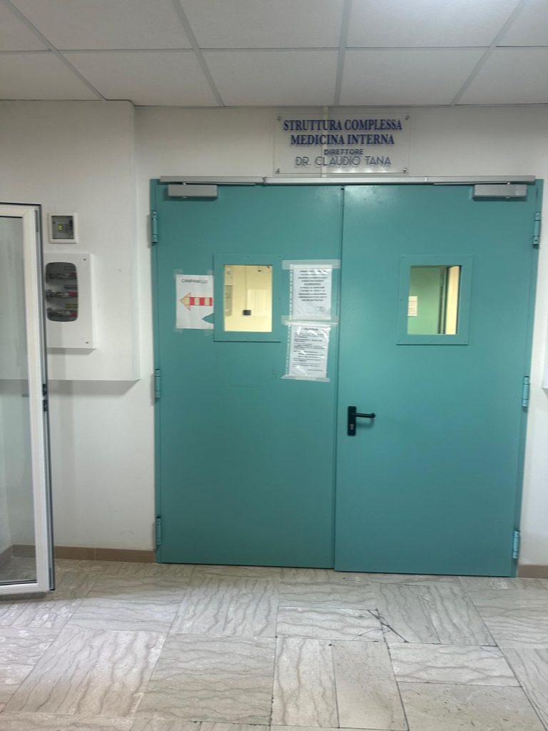 Accesso alla Struttura Complessa di Medicina Interna dell'ospedale Giannuzzi di Manduria.