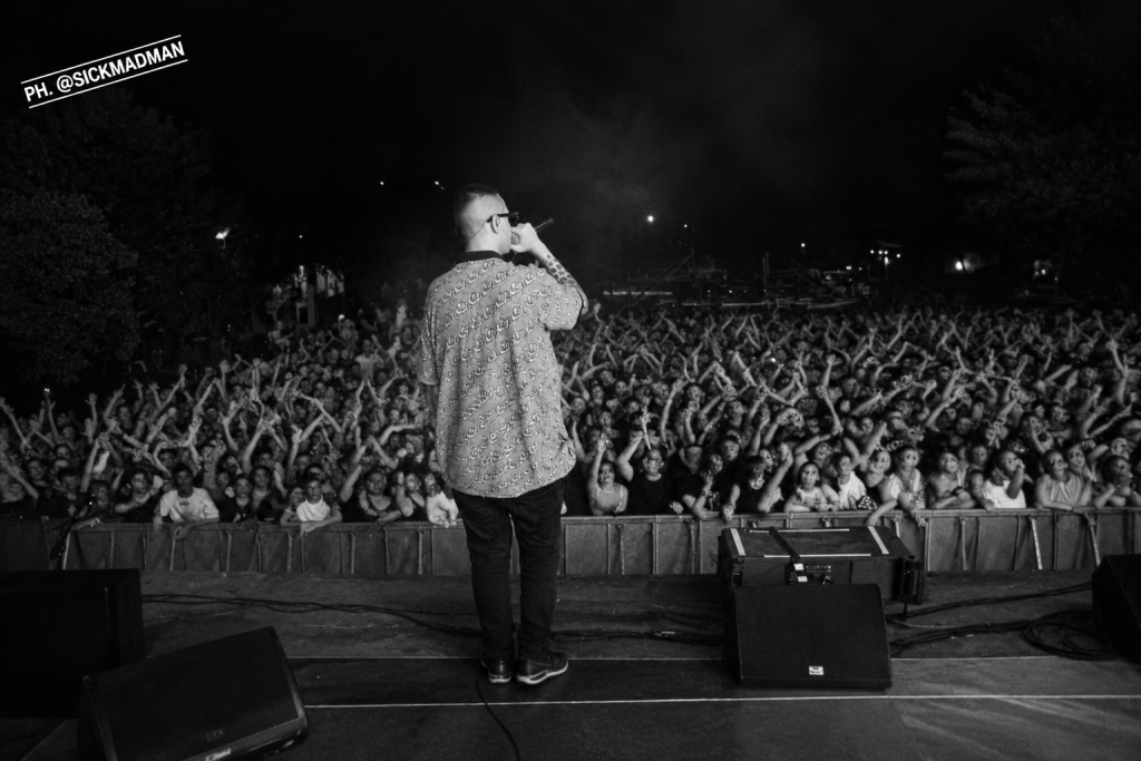 MadMan si esibisce dal vivo davanti a una grande folla durante un concerto