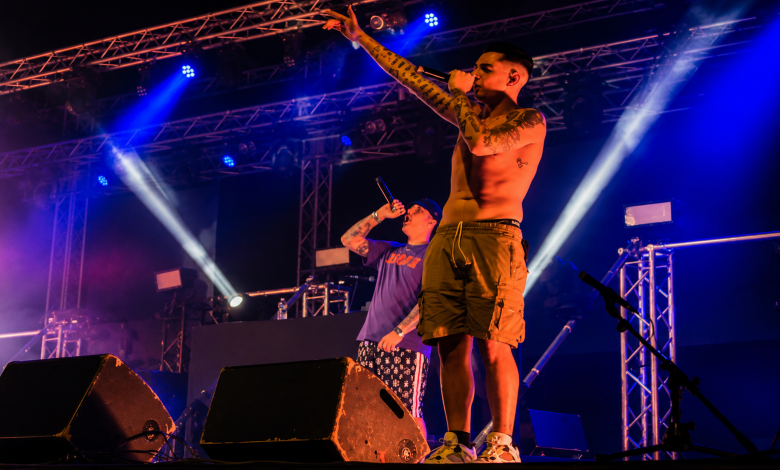 MadMan in concerto durante il tour di MM Vol. 5 mentre si esibisce dal vivo