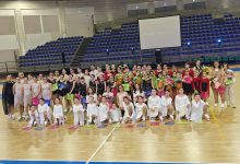 Gioia Fiori, Danilo Galeo e tutti i bambini e ragazzi della PGS Martina Sprint nella foto finale dello spettacolo Dante on Skates a Martina Franca